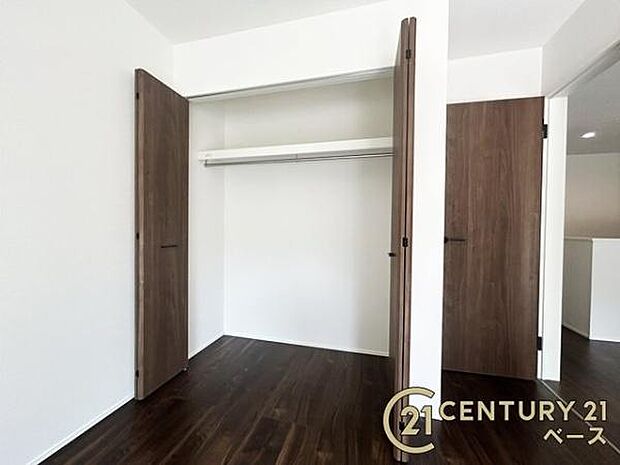 ■現地撮影写真■冬物のコートや季節のものなどたくさんしまえる広さ!