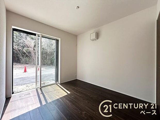 ■現地撮影写真■明るい雰囲気の洋室です!