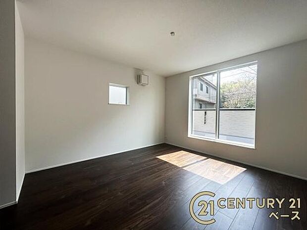 ■現地撮影写真■バルコニーに面した開放感のあるお部屋です!