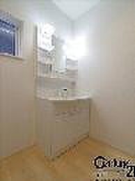 ■三面鏡タイプのミラーキャビネット!収納スペースも豊富です!■