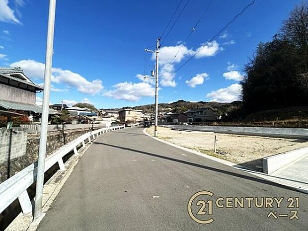 ■現地撮影写真■前面道路は広々でお車の出し入れも楽々!2台駐車可!