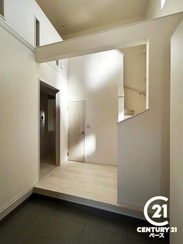 ■現地撮影写真■すっきりとした明るい玄関が家族やお客様を迎えてくれます!