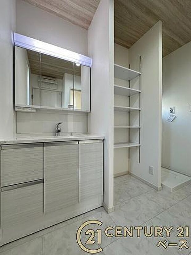 ■三面鏡タイプのミラーキャビネット!収納スペースも豊富です!■