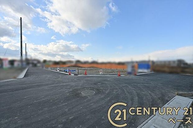 ■現地撮影写真■前面道路は広々6m!お車の出し入れもラクラクです!