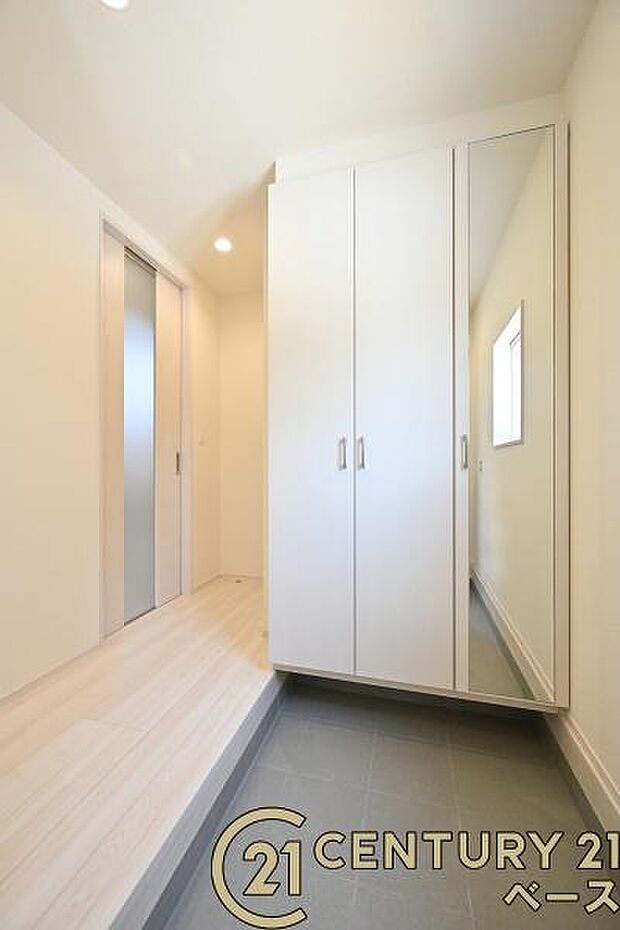 ■現地撮影写真■すっきりとした明るい玄関が家族やお客様を迎えてくれます!