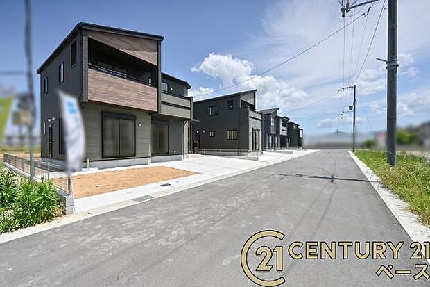 ■現地撮影写真■前面道路は広々6m!お車の出し入れもラクラクです!