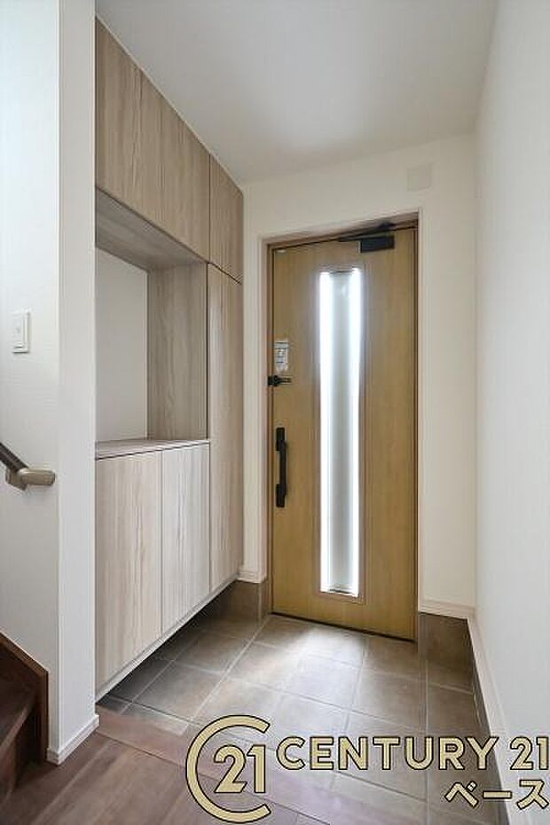 ■現地撮影写真■すっきりとした明るい玄関が家族やお客様を迎えてくれます!