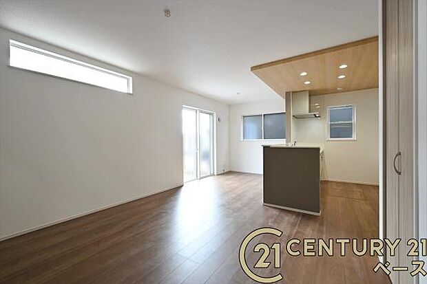 ■現地撮影写真■LDKは大きな窓から柔らかい光が射し込みます!