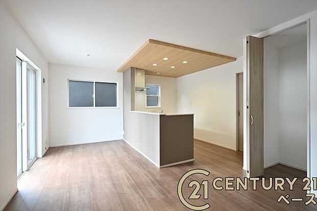 ■現地撮影写真■ご家族でくつろいでいただける広々したLDKは約16帖!