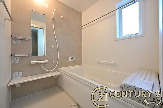 ■現地撮影写真■ゆったりしたサイズの浴室!足を伸ばしての入浴は疲れも癒してくれます!