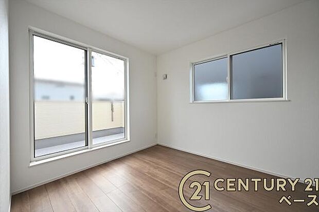 ■現地撮影写真■明るい雰囲気の洋室です!