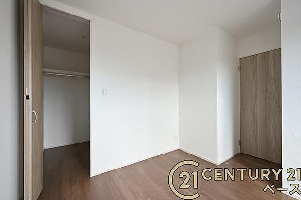 ■現地撮影写真■明るい雰囲気の洋室です!