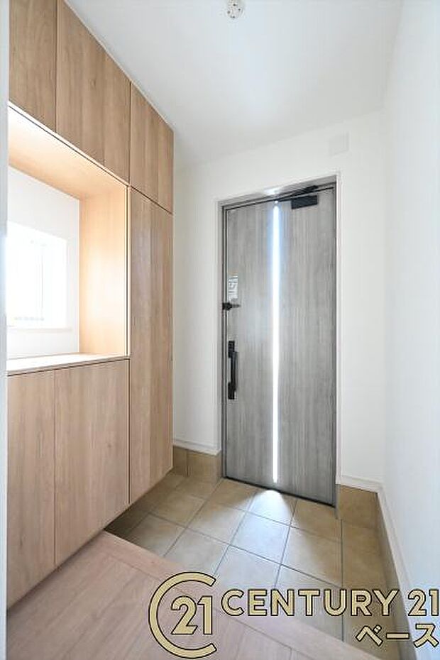 ■現地撮影写真■玄関には広々土間収納があります!履物の他にも傘立てやベビーカーも仕舞えます!