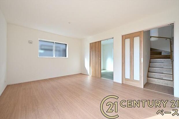 ■現地撮影写真■ご家族でくつろいでいただける広々したLDKは約16帖!