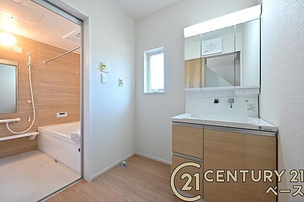 ■現地撮影写真■三面鏡タイプのミラーキャビネット!収納スペースも豊富です!