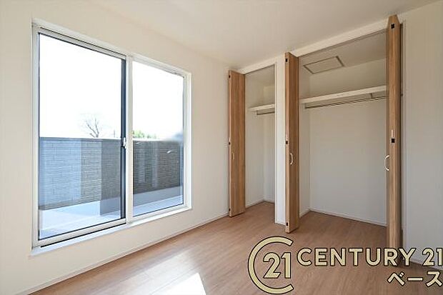 ■現地撮影写真■冬物のコートや季節のものなどたくさんしまえる広さ!