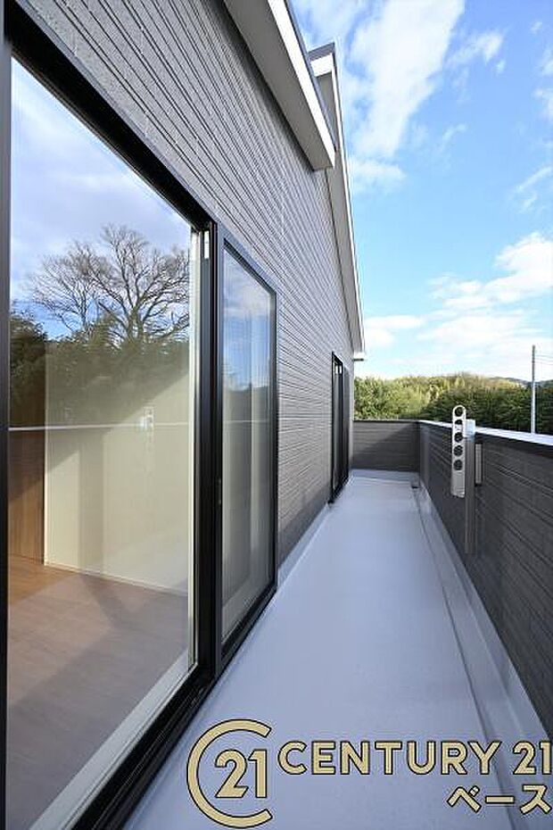 ■現地撮影写真■日当たりのよい広々バルコニー!お布団干しもラクに行えます!