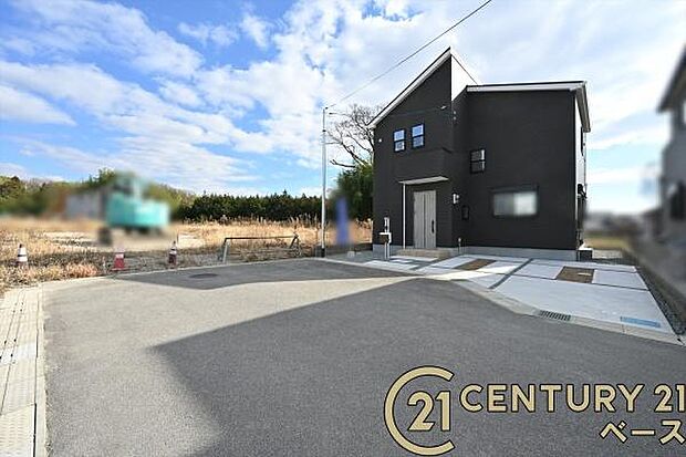 ■現地撮影写真■前面道路は広々しており、お車の出し入れも楽々!