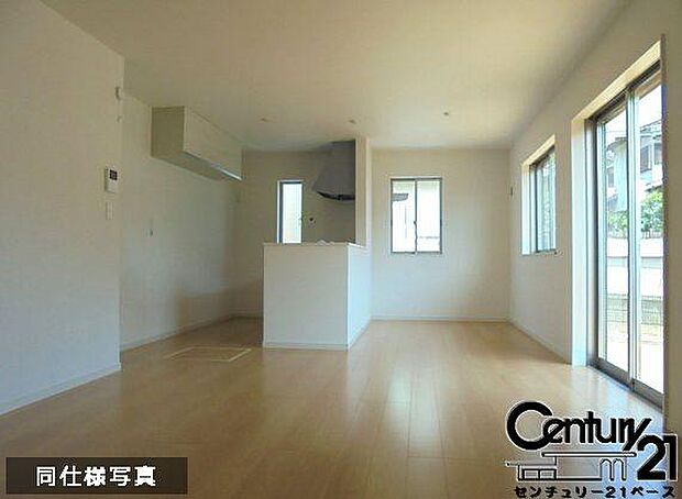 ■ご家族でくつろいでいただける広々したリビングです!全窓ペアガラス標準装備!■