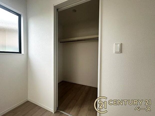 ■広々としたウォークインクローゼットを完備！大きな荷物も楽々収納！