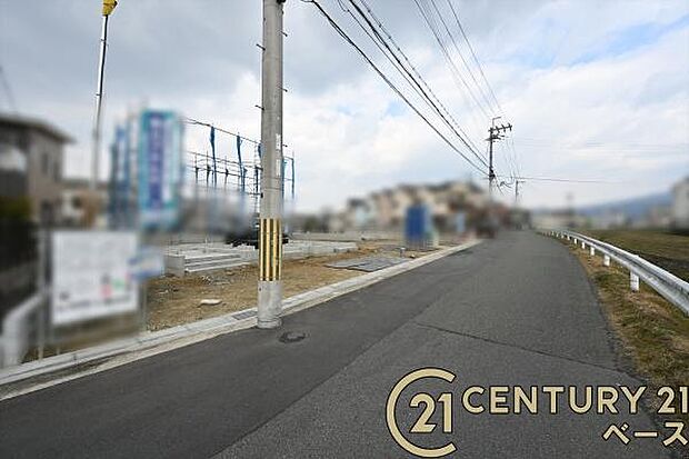 ■現地撮影写真■前面道路は広々しており、お車の出し入れも楽々!