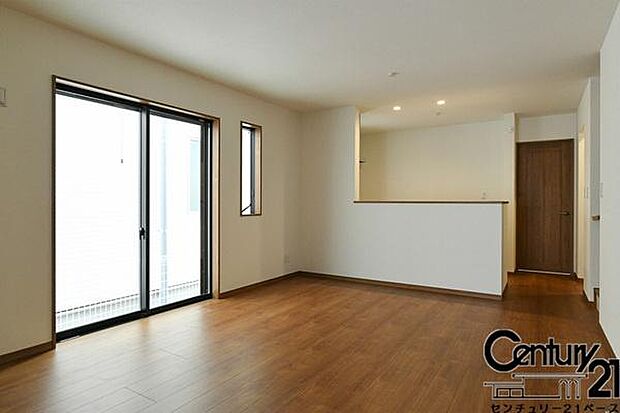 ■ご家族でくつろいでいただける広々したリビングです!全窓ペアガラス標準装備!■