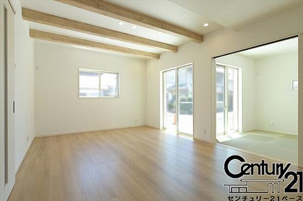 ■ご家族でくつろいでいただける広々としたリビングです!全窓ペアガラス標準装備!■