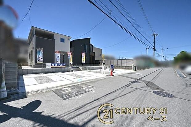 ■現地撮影写真■広々とした前面道路で駐車も楽々！