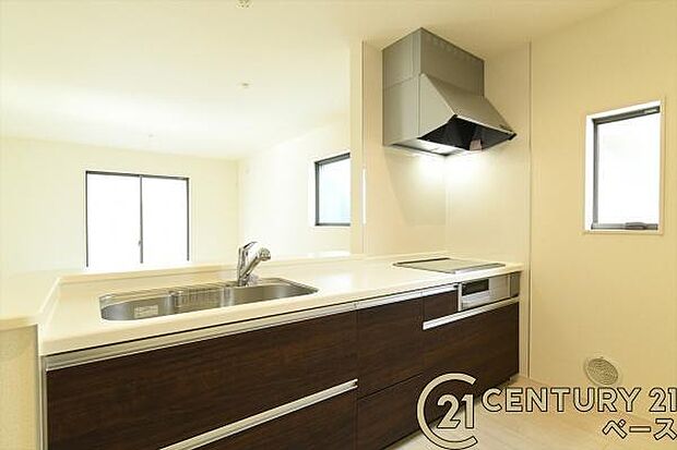 ■家族とのコミュニケーションがとりやすい人気のカウンターキッチン!■