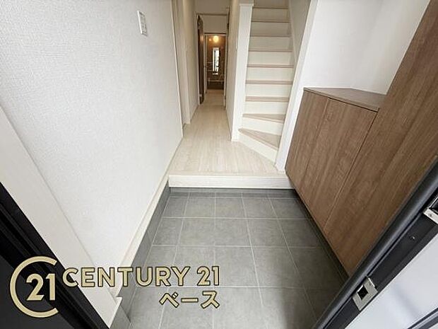 ■現地撮影写真■すっきりとした玄関が家族やお客様を迎えてくれます!