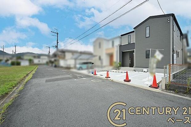 ■現地撮影写真■前面道路は広々しており、お車の出し入れも楽々!