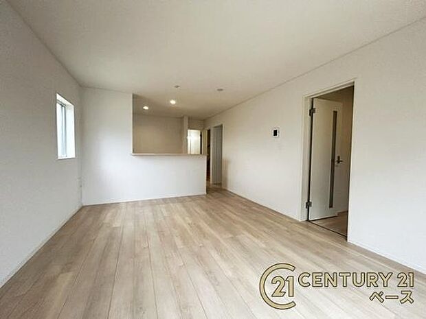 ■現地撮影写真■ご家族でくつろいでいただける広々したLDKは約16帖!