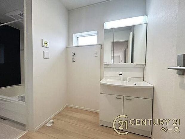 ■三面鏡タイプのミラーキャビネット!収納スペースも豊富です!■