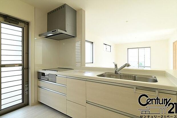 ■家族とのコミュニケーションがとりやすい人気のカウンターキッチン!■