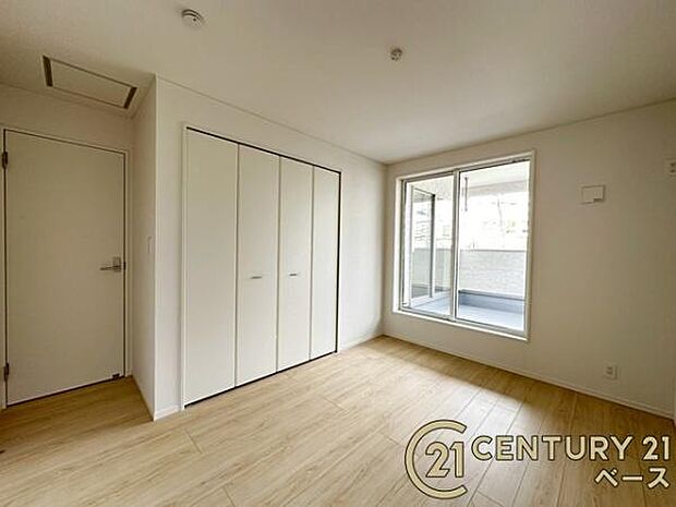 ■現地撮影写真■開放感のある広々した主寝室!他に洋室が2部屋ございます!