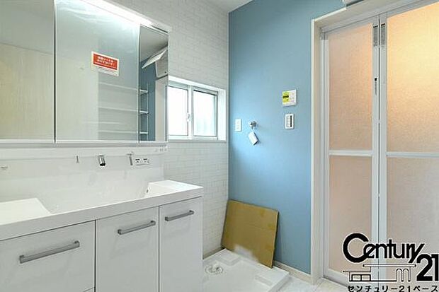 ■三面鏡タイプのミラーキャビネット!収納スペースも豊富です!■