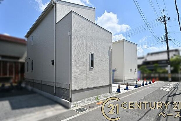 ■現地撮影写真■前面道路も広々としていて安心!