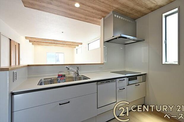 ■家族とのコミュニケーションがとりやすい人気のカウンターキッチン!■