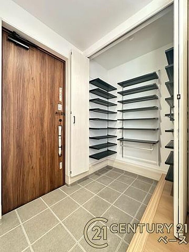 ■現地撮影写真■すっきりとした明るい玄関が家族やお客様を迎えてくれます!