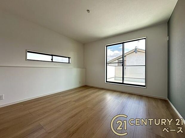 ■現地撮影写真■開放感のある広々した主寝室!他に洋室が2部屋ございます!