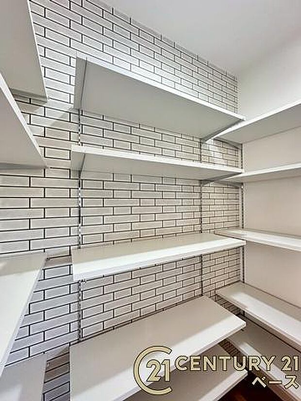 ■現地撮影写真■キッチン横にはパントリー収納を完備!