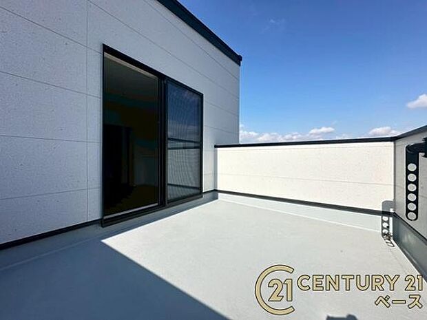 ■現地撮影写真■日当たりのよい広々バルコニー!お布団干しもラクに行えます!