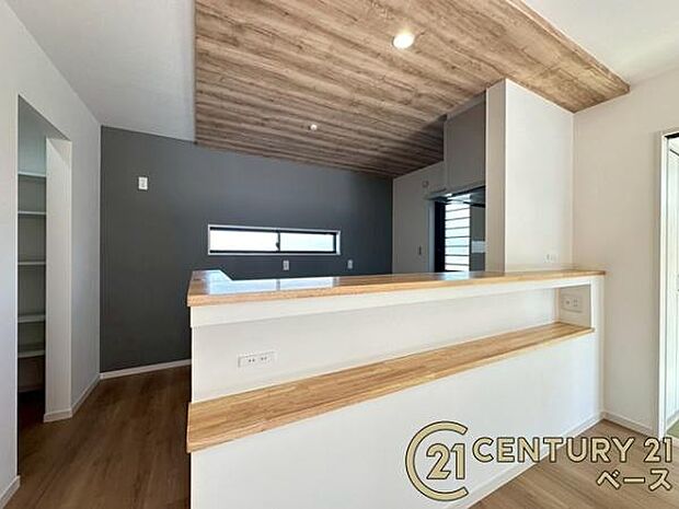 ■現地撮影写真■キッチン回りもスタイリッシュなデザイン設計です!様々な用途に使用できる広々としたカウンターも魅力的!