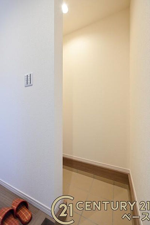 ■現地撮影写真■玄関には広々土間収納があります!履物の他にも傘立てやベビーカーも仕舞えます!