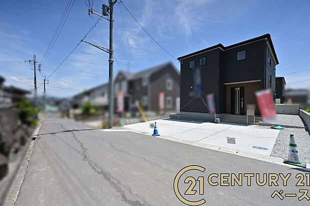 ■現地撮影写真■前面道路は広々6m!お車の出し入れもラクラクです!