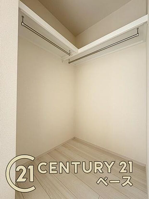 ■現地撮影写真■広々としたクローゼットを完備!大きな荷物も楽々収納!