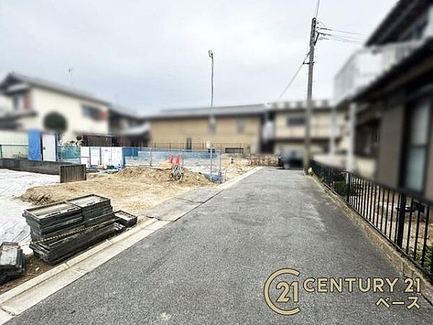 ■現地撮影写真■前面道路は広々約4mでお車の出し入れも楽々!