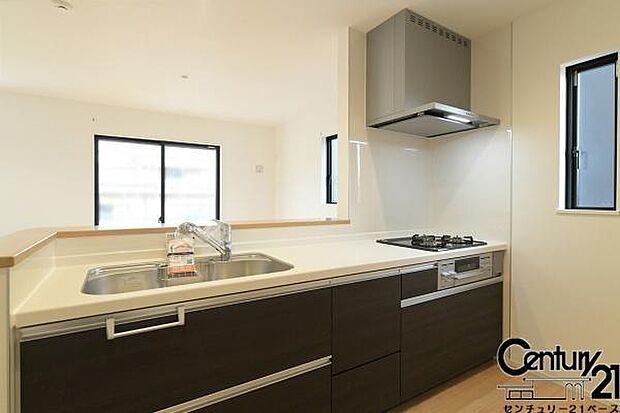 ■キッチンパネルは油などの汚れが付着しにくく、毎日のお手入れが簡単なので清潔なキッチンが保てます!■