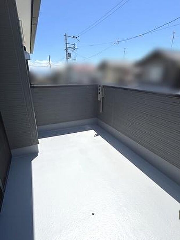 ■現地撮影写真■日当たりのよいバルコニー!洗濯物もよく乾きます!