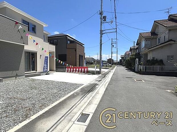 ■現地撮影写真■前面道路は広々4.2m!お車の出し入れもラクラクです!